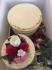 2 tiered Wedding Cake (Burnt Butter Vanilla & Fresh Flowers)