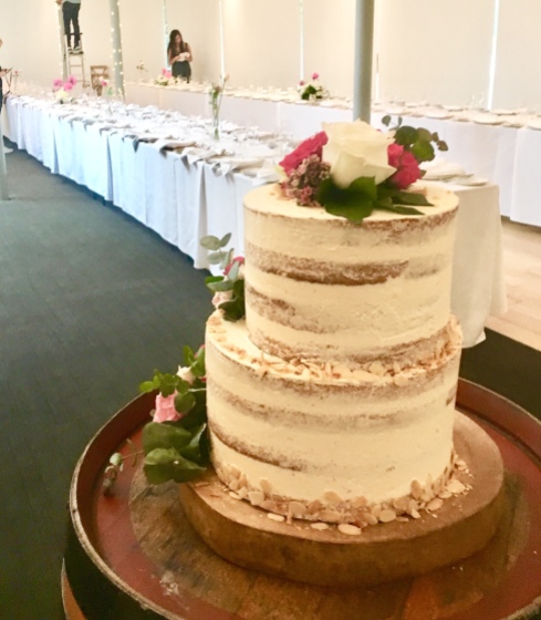 2 tiered Wedding Cake (Burnt Butter Vanilla & Fresh Flowers)